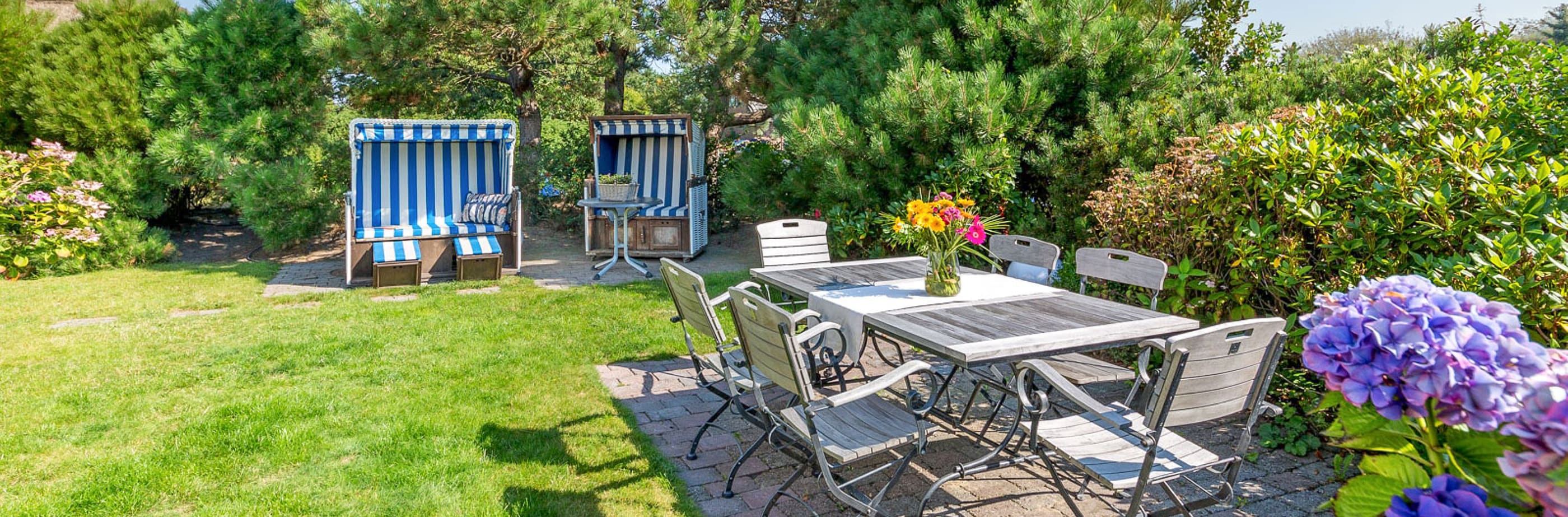 Ferienunterkunft mit Garten, Terrasse und Strandkörben auf Sylt